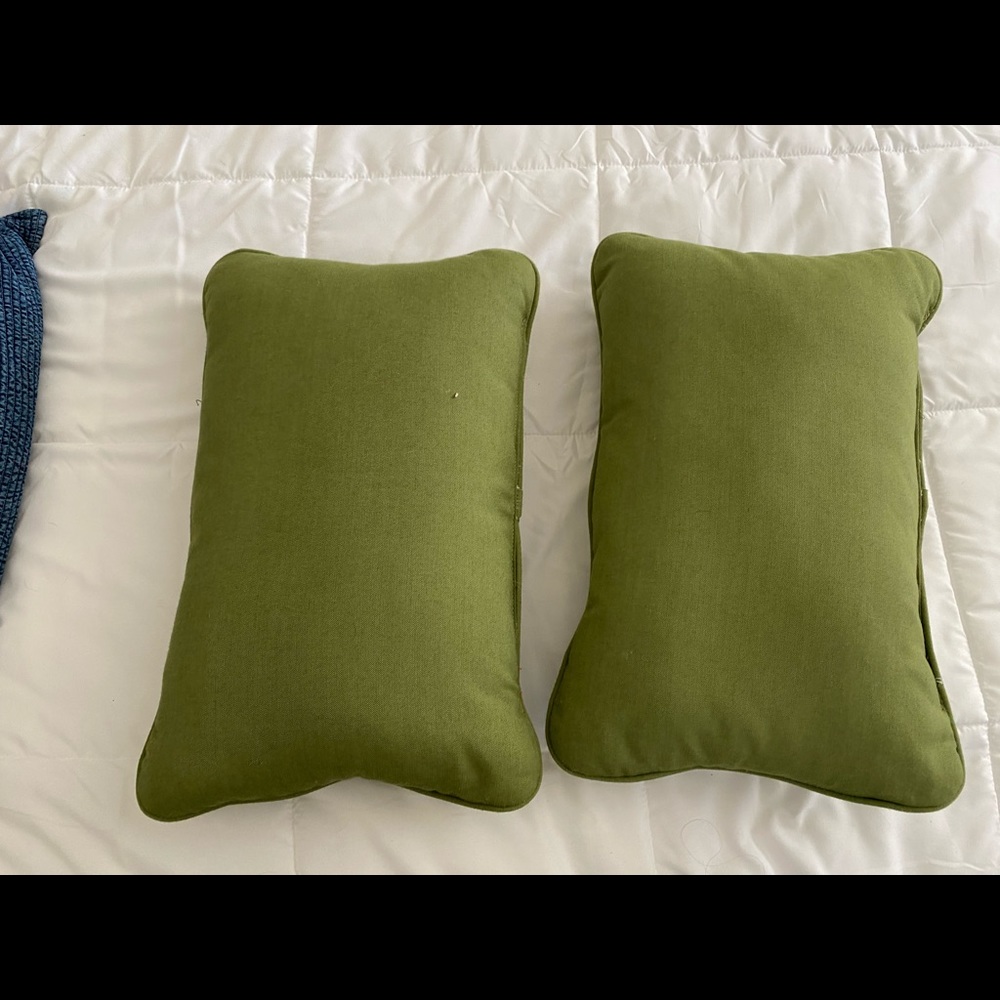 Throw pillows - Picture 2 of 3